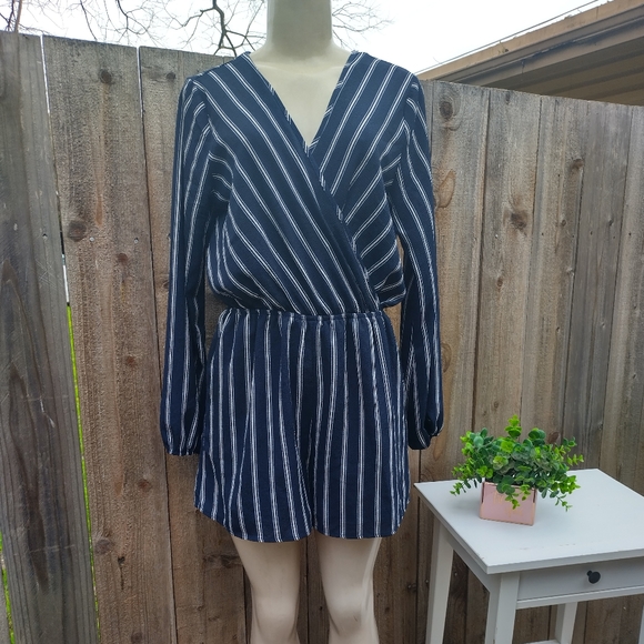 NWT Charlotte Russe Shorts Romper Color Navy Blue/ White Size Medium - Picture 1 of 7